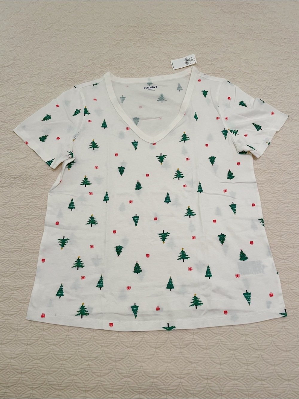 NWT Old Navy White V-Neck Christmas Tree Holiday T-Shirt (size Small)